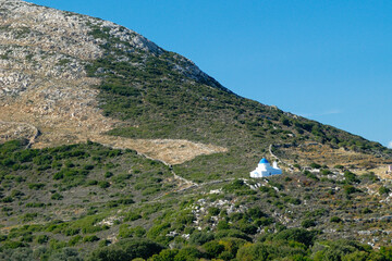 Pagórkowaty krajobraz greckiej wyspy Naxos - obrazy, fototapety, plakaty
