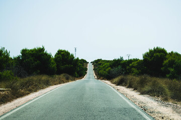 Camino de asfalto al horizonte.