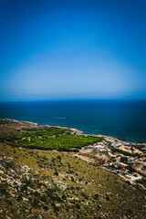 Vista del paisaje de la costa que se ve desde el mirador.