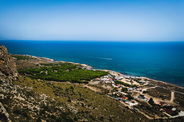 Fototapeta na wymiar Vista del paisaje de la costa que se ve desde el mirador.