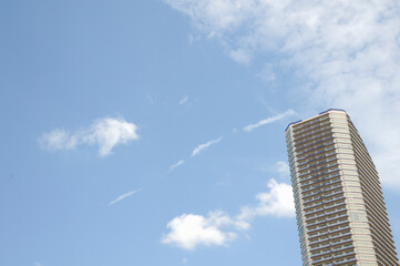 空と高層マンション