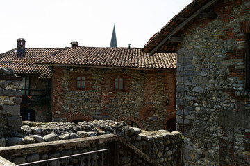 Fototapeta na wymiar Ricetto borgo medievale circondato da mura e torri a Candelo, Biella, Italia