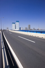 道と高層ビル