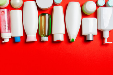 Obraz premium Top view of cosmetics bottles on colored background. Skin care concept with space for your design