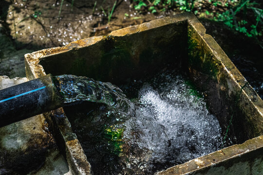 Chorro de agua de manantial saliendo