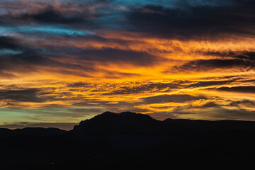 Paisaje de montañas en la distancia mientras atardece con bruma.