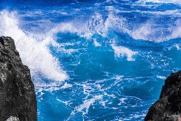 Obraz premium waves crashing on rocks