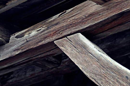 Vigas y postes de madera r&uacute;stica que componen la estructura interior del muro de Sighisoara en Ruman&iacute;a. Estructura tosca de la &eacute;poca medieval que forma parte de la antigua muralla de la ciudadela de S