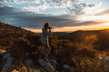 fotografo disparando foto en atardecer 