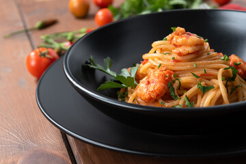 Piatto di deliziosi spaghetti con salsa piccante ai gamberi, cucina Italiana