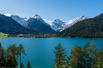Fototapeta na wymiar Achensee mit Pertisau in Tirol und Karwendelgebirge