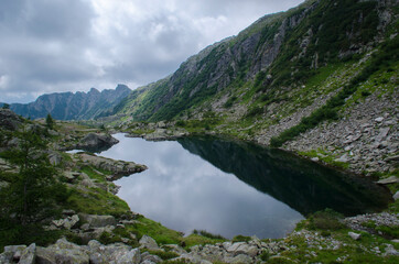 Fototapeta na wymiar Riflesso di montagne nel lago, Parco di Adamello