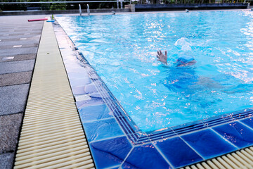 Obraz premium Drowning children who are seeking help.