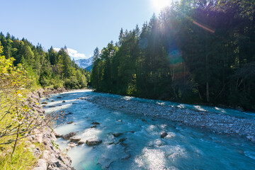 Großer Ahornboden mit Rißbach im Karwendelgebirge Tirol Österreich mit ersten Schnee im September