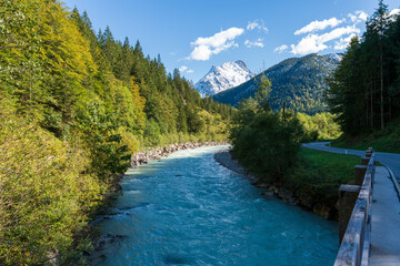 Großer Ahornboden mit Rißbach im Karwendelgebirge Tirol Österreich mit ersten Schnee im September