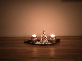 Meditazione, giardino zen con candele su un tavolo di legno