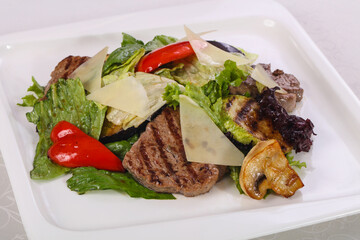 Salad with grilled beef and vegetables