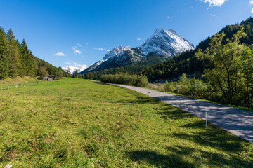 Großer Ahornboden im Karwendelgebirge Tirol Österreich mit ersten Schnee im September