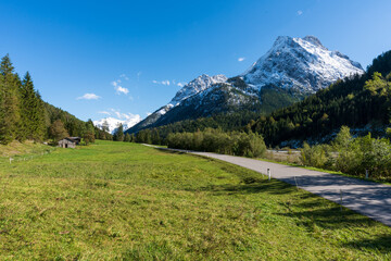Fototapeta na wymiar Großer Ahornboden im Karwendelgebirge Tirol Österreich mit ersten Schnee im September