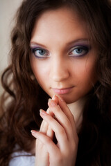Naklejka premium happy young bride with long brown hair