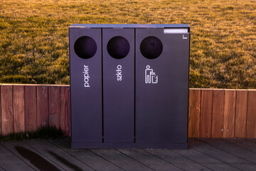 Elegancki kosz na śmieci do segregacji odpadów (ekologia).