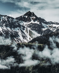 Blick beim Wandern auf die Berge in Österreich (Vorarlberg, Silvretta-Montafon)