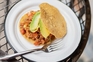 Tostadas de carne con aguacate