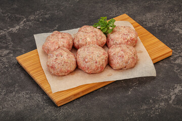 Raw turkey meatball for cooking