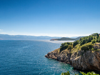 Krk in Kroatien mit Küste, Himmel und blauen Meer im Sommer