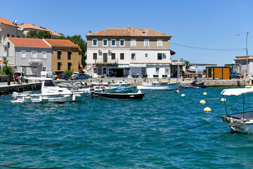 Fototapeta na wymiar Krk in Kroatien mit Küste, Himmel und blauen Meer im Sommer