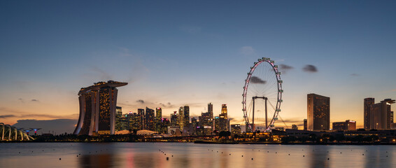 Obraz premium Wide panorama image of Singapore skyscrapers at dusk.
