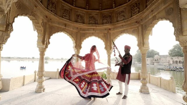 Traditional Indian dancers. Rajasthan, India.
