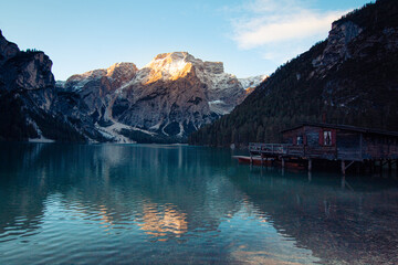 Fototapeta premium Pragser Wildsee, Dolomiten, Bootshaus