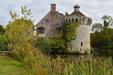 Fototapeta premium English castles are theatres of history In medieval ages they set the stage for political affairs wartime conflicts family disputes Once symbols of power and prestige they are now historical monuments