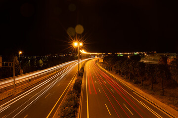 Fototapeta na wymiar Autopista toma en larga exposición nocturna hacia el este. flare
