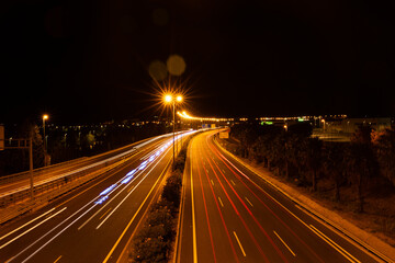 Autopista larga exposición con reflejo de ambulancia durante una toma nocturna