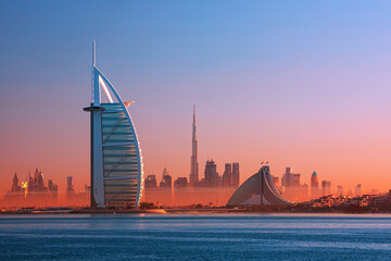 Dubai City - erstaunliche Skyline des Stadtzentrums und berühmter Jumeirah-Strand bei Sonnenuntergang, Vereinigte Arabische Emirate