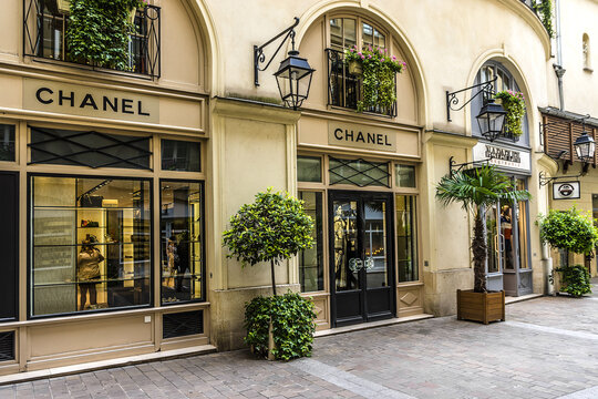 視線を奪う【CHANEL】シャネル ロゴ バングル 2025年最新】シャネル ロゴ ブレスレットの人気アイテム - メルカリ