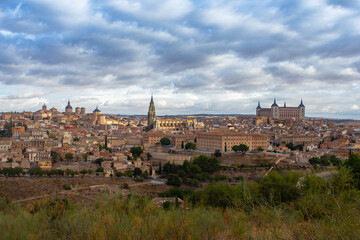 Fototapeta na wymiar Landscape of the city of Toledo with the Tagus river and the Alcazar of Toledo