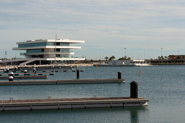 Embarcaderos con edificio moderno