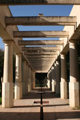 Estructura urbana con columnas.