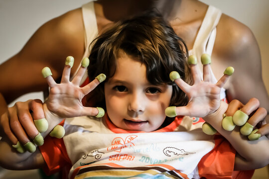 Bambina con dita da ranocchia realizzate con le bucce delle fave - selvaggio e divertente