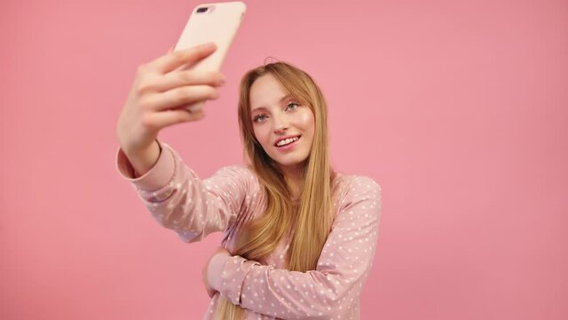 Insecure polish model finding the perfect selfie