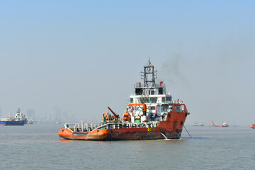 Obraz premium A service boat standing in the middle of the ocean under blue sky