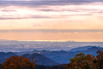早朝の高尾山山頂から江の島方面の眺望 朝日で輝く相模湾