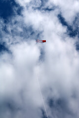 Aquilone rosso tra le nuvole