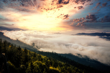 Sonnenaufgang auf einer Bergspitze mit einem Wolkenmeer