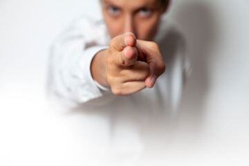 concept de personne qui tire avec un faux revolver de face