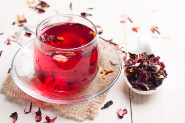 Cup of fresh red tea on white wooden background © jeny_lk