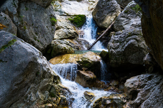 nat&uuml;rlicher Wasserfall Sommer P&ouml;llatschlucht Allg&auml;u Deutschland